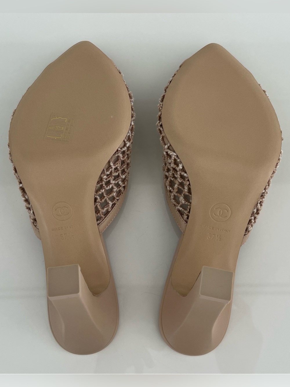 CHANEL 26M COCO BEACH BEIGE SANDALS SIZE IT 37.5 / US 7.5 NIB! - Picture 12 of 12